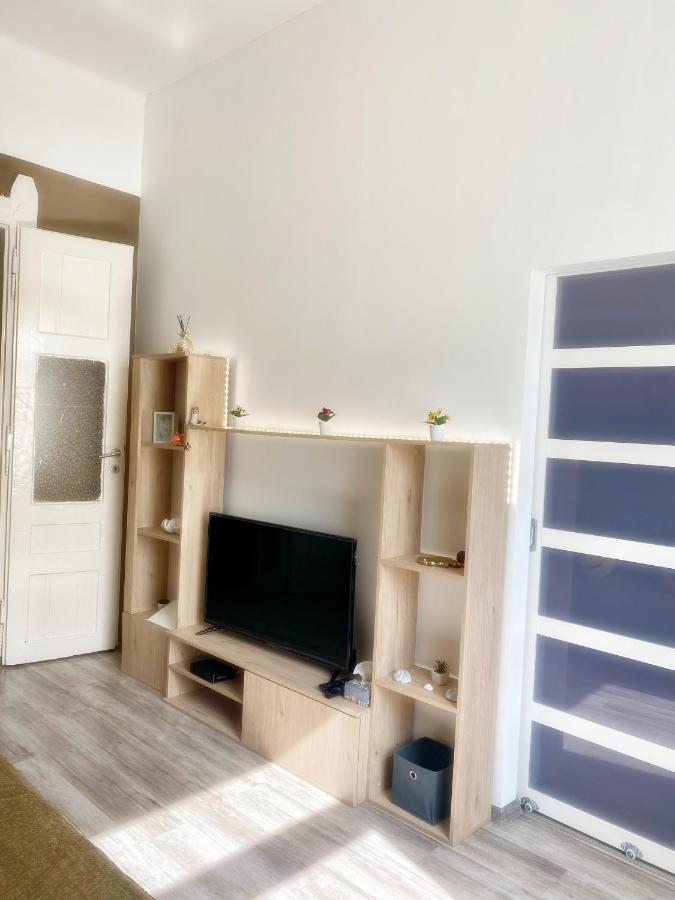 Pihi-lak Apartman Apartment *