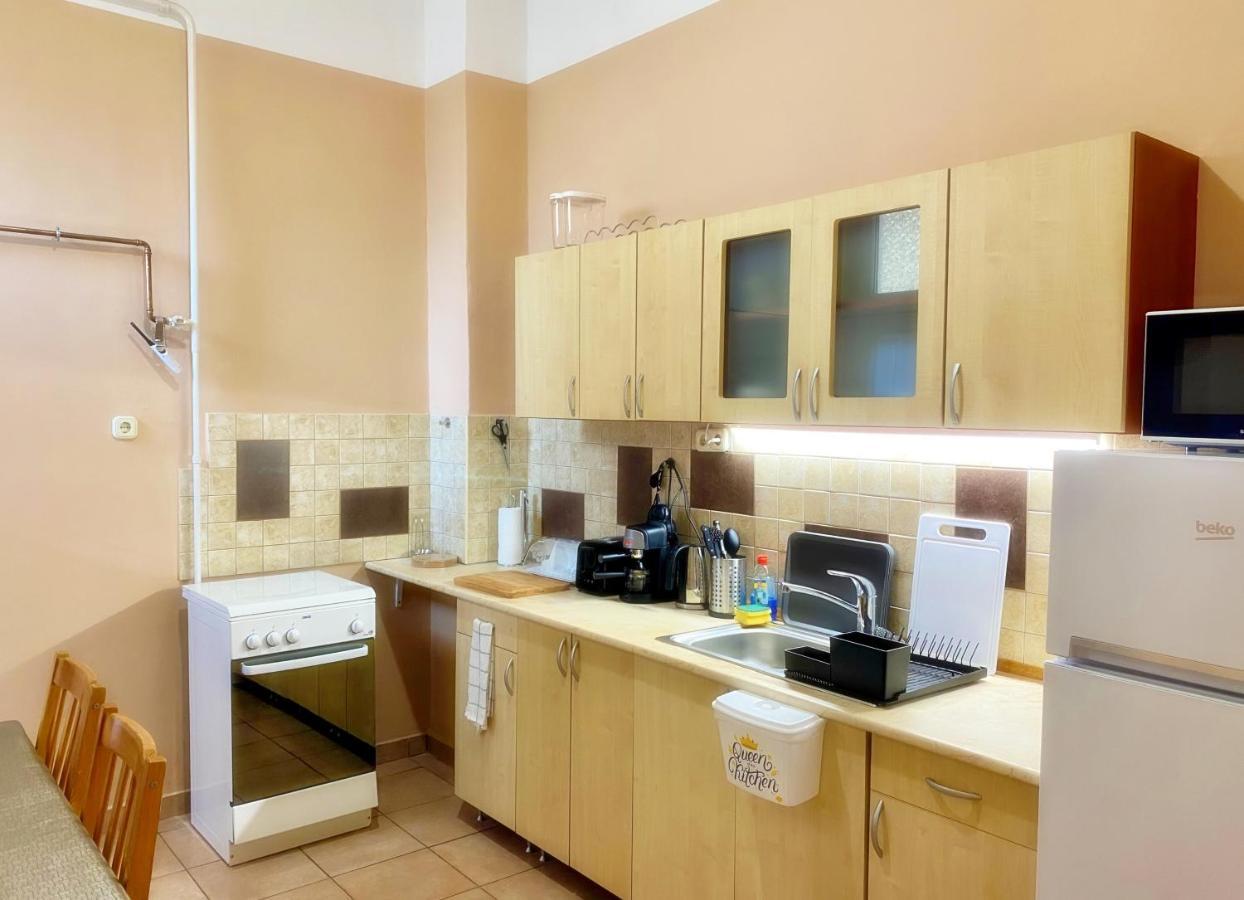 Pihi-lak Apartman Apartment